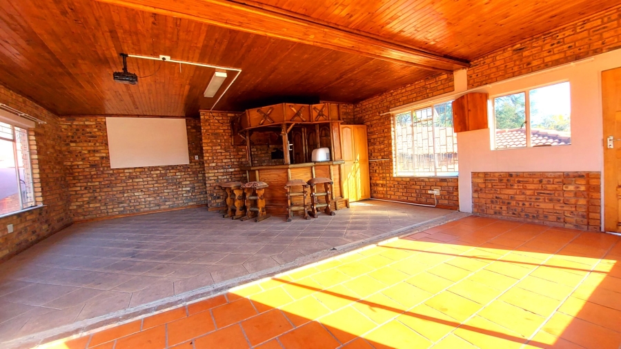 6 Bedroom Property for Sale in Ifafi North West
